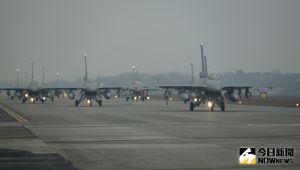 ▲空軍第四聯隊F-16V戰機秀肌肉,嘉義基地群集大象漫步。(圖/記者呂炯昌攝,2022.01.05) ▲空軍第四聯隊F-16V戰機秀肌肉,嘉義基地群集大象漫步。(圖/記者呂炯昌攝,2022.01.05)