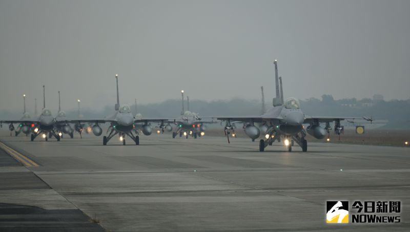 ▲空軍第四聯隊F-16V戰機秀肌肉，嘉義基地群集大象漫步。(圖／記者呂炯昌攝)