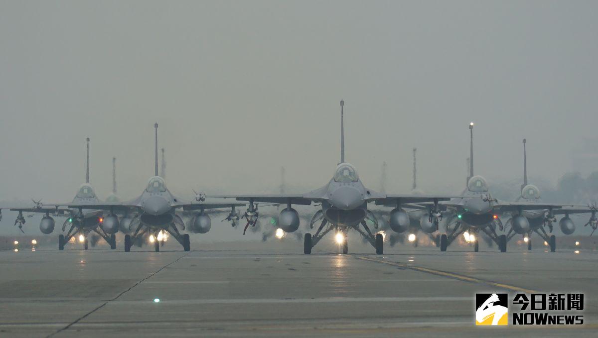 ▲F-16V戰機大象漫步。(圖／記者呂炯昌攝，2022.01.05)