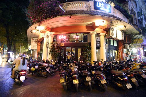 ▲越南胡志明市報喜，酒吧舞廳10號將開放營業。（圖／美聯社／達志影像）