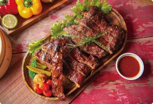 ▲OKmart今年推出「福虎生豐，星級年菜」系列，其中像是漢來美食「漢來煙燻豬肋排（1380元）」。（圖／業者提供）