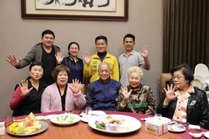 柯文哲指失言不比他少 林靜儀:打口水戰沒有意義 ▲柯文哲父母和顏寬恒「巧遇」後共餐的畫面,被網友揪出民眾黨新北市黨部主委楊博宇(後左一)參與其中。(圖/顏寬恒競選總部提供,2022.01.05)