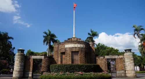 台大示意圖。(示意圖/翻攝國立臺灣大學臉書) ▲原PO好奇為何有台大畢業的人跑去「做直銷」,讓他感到很訝異,貼文一出,也有網友點出關鍵,反喊「其實超聰明」。(示意圖/翻攝國立臺灣大學臉書)