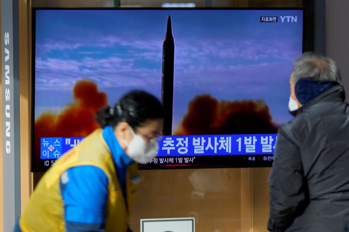 ▲南韓軍方表示，北韓今天朝東方發射不明飛行物體。這是北韓一個多星期以來第3度試射。圖為韓國民眾5日關注有關北韓試射飛彈的新聞。（圖／美聯社／達志影像）