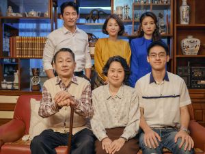 ▲六月(後排中)在劇中與林心如(後排右)是姊妹。(圖 / 六月臉書) ▲六月(後排中)在劇中與林心如(後排右)是姊妹。(圖 / 六月臉書)