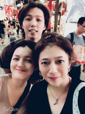 曾哲貞 ▲曾哲貞(右)育有兒子林禹(後)和女兒林靜(左),顏值都非常高。(圖/翻攝曾哲貞FB)