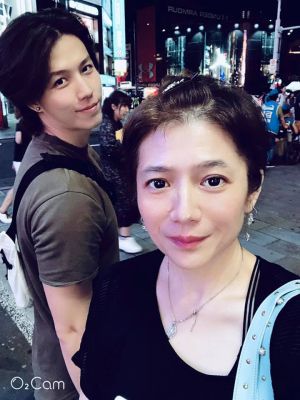 林禹 ▲曾哲貞(右)和林瑞陽的兒子林禹(左),在台灣當演員表現不俗。(圖/翻攝曾哲貞FB)