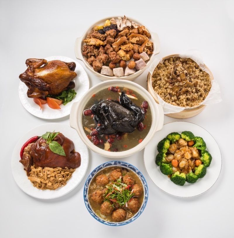▲丟丟妹發送的年菜，內含老湯燉烏骨雞、佛跳牆、味珍香米糕、 獅子頭白菜滷、筍乾蹄膀等等，每份價值1,999元。（圖／丟丟妹提供）