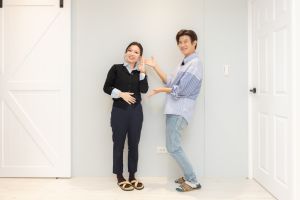 報導 ▲歐德設計師謝美香運用莫蘭迪灰藍牆佐搭穀倉門,化身為網美牆,成為顏永烈拍攝唯美照空間。(圖/品牌提供)