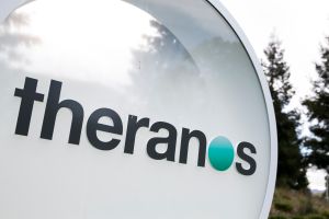 ▲標榜滴血驗病的美國生技新創公司Theranos創辦人霍姆斯(Elizabeth Holmes)。(圖/美聯社/達志影像) ▲標榜滴血驗病的美國生技新創公司Theranos創辦人霍姆斯(Elizabeth Holmes)。(圖/美聯社/達志影像)
