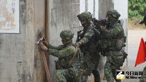 ▲陸軍步訓部城鎮戰訓練,攻擊部隊準備爆破破門。(圖/記者呂炯昌攝,2022.01.06) ▲陸軍步訓部城鎮戰訓練,攻擊部隊準備爆破破門。(圖/記者呂炯昌攝,2022.01.06)