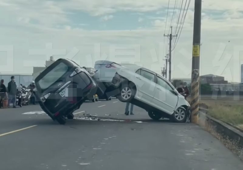 ▲兩車神奇懸空景象讓網友看傻。（圖／翻攝自記者爆料網）