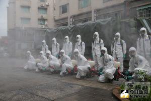 國防部今(6)日持續派遣33化學兵群前往桃園中壢區忠貞市場及周邊鄰里執行消毒工作 ▲國防部持續派遣33化學兵群前往桃園中壢區忠貞市場及周邊鄰里執行消毒工作