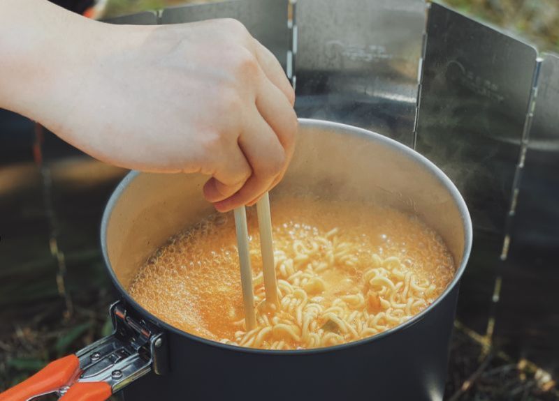 ▲原PO好奇煮泡麵什麼配料必加，貼文一出，老饕也點出經典組合「蛋、青菜、肉片」，直呼萬年不敗。（示意圖／取自unsplash）