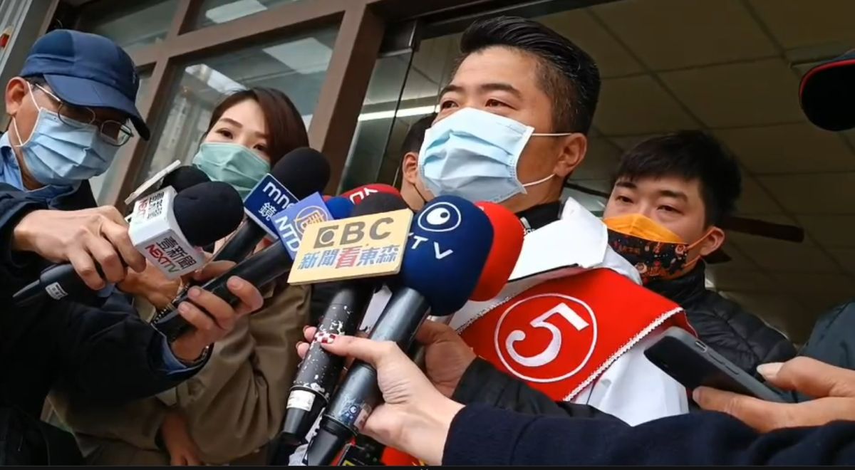 ▲顏寬恒車隊掃街前受訪,表示父親掛急診係因「長期勞累身體感到不舒服」。(圖/顏寬恒競選總部提供,2022.01.07)