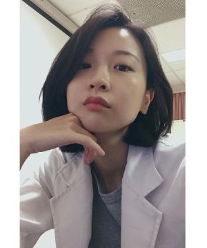 ▲▼家醫科女醫師外貌亮眼、氣質出眾。(圖/Yan Wen嫣雯IG) ▲▼家醫科女醫師外貌亮眼、氣質出眾。(圖/Yan Wen嫣雯IG)