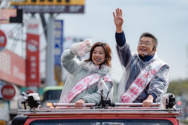 ▲立法院長蔡其昌陪同林靜儀在烏日區車隊掃街。（圖／林靜儀競選總部提供，2022.01.07）