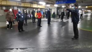 良福保全全面採檢 ▲保全公司主管也在現場叮嚀保全員要穿戴好防護裝備,注意保暖,同時也要求休假的同仁每天七到九點間,要量體溫回報。(圖/記者李春台翻攝)