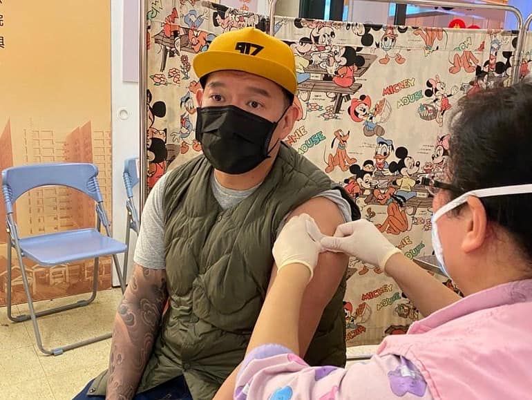 ▲杜汶澤到臺大醫院打疫苗。（圖／杜汶澤臉書）