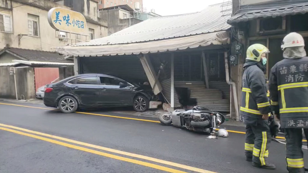 ▲苗栗市7日發生轎車衝撞民宅意外，一名男子駕駛自小客車，從小巷轉入苗栗市建台街，突然暴衝撞進對面民房，消防隊員趕往查看，發現民宅瓦斯管線遭撞破，急忙在現場監測警戒。（圖／翻攝畫面）