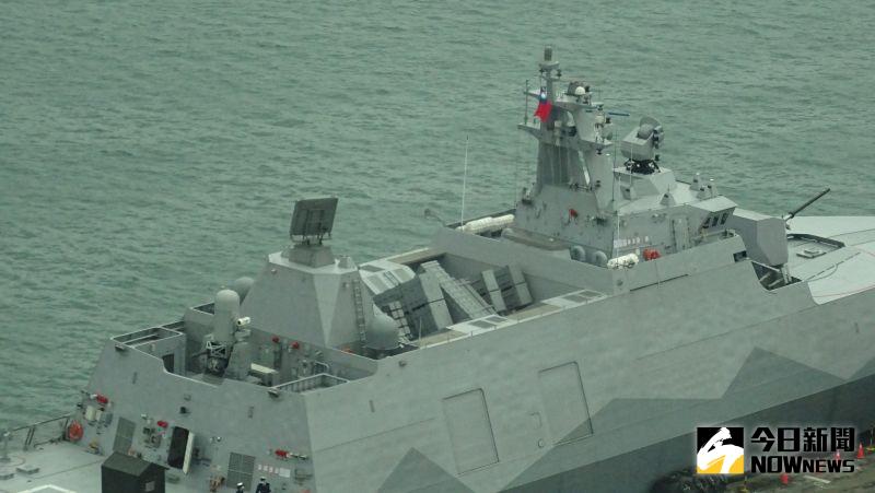 ▲塔江艦彈艙與海蜂眼雷達。(圖/記者呂炯昌攝)