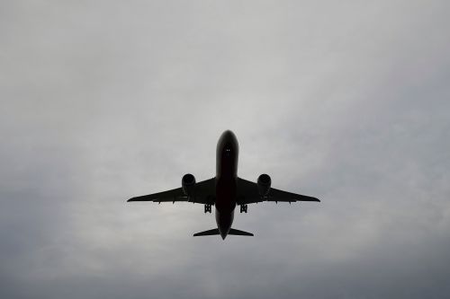 ▲機師向塔台表示，機上還有一名小朋友沒坐好，並強調「沒有坐好，我們就不能落地」，想申請進行一次空中盤旋。（圖／美聯社／達志影像）