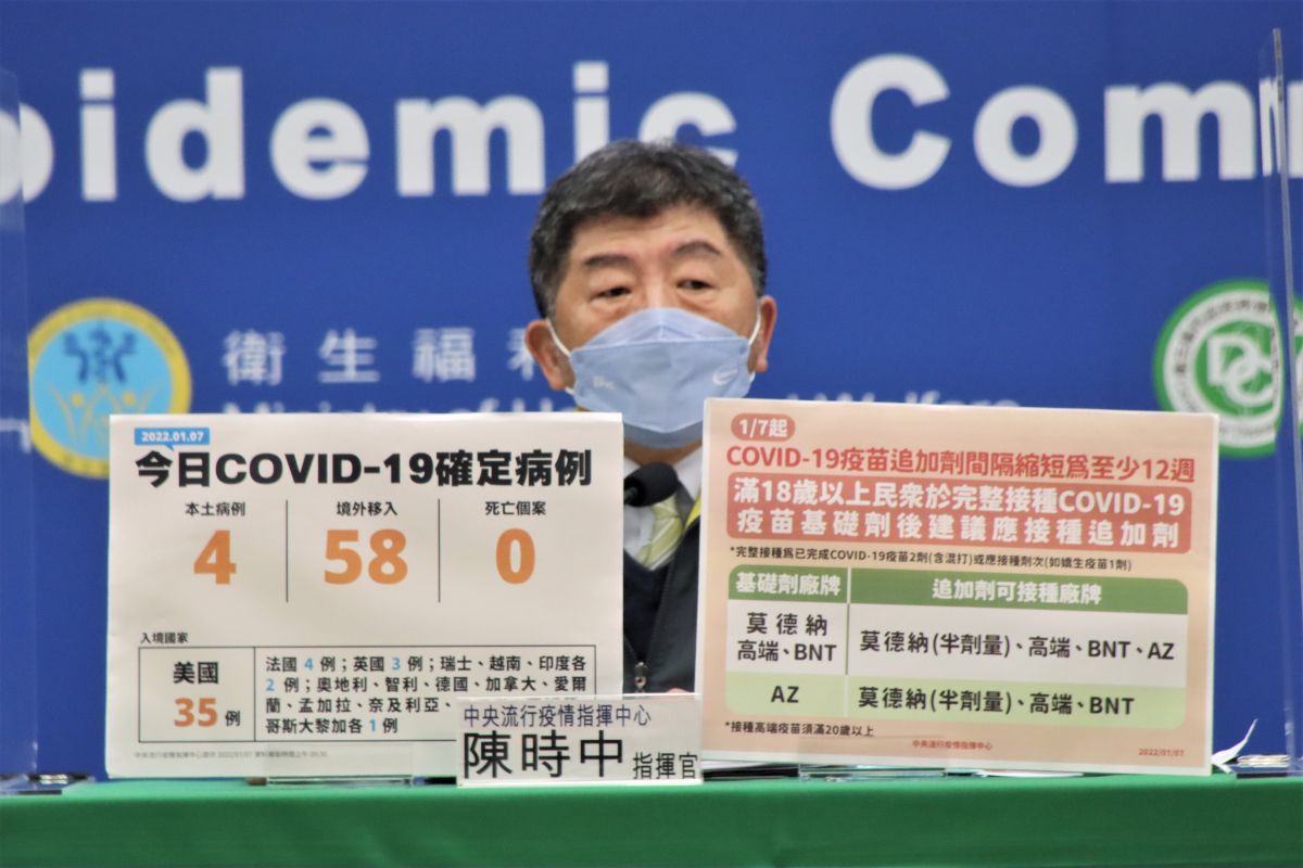 ▲指揮中心指揮官陳時中今(7)日宣布,即日起只要年滿18歲且接種兩劑疫苗、間隔滿12週者,就可接種第三劑。(圖/指揮中心)