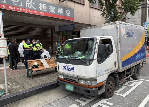 ▲台北市一名6旬婦人等公車時，遭小貨車撞上「捲車底」，送醫搶救仍宣告不治。（圖／翻攝畫面）