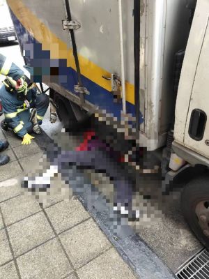 ▲台北市一名6旬婦人今（7）日在等公車時，遭小貨車撞上後捲車底輾斃。（圖／翻攝畫面）