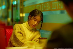 ▲IU在《無人之境》中飾演遺失時間的女子「美英」。(圖/車庫娛樂) ▲IU在《無人之境》中飾演遺失時間的女子「美英」。(圖/車庫娛樂)