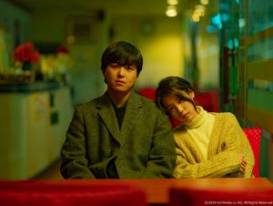 ▲IU(右)跟延宇振初次合作。(圖/車庫娛樂) ▲IU(右)跟延宇振初次合作。(圖/車庫娛樂)