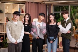 ▲《換乘戀愛》主持群與觀眾看8位素人互動發展。(圖/TVBS) ▲《換乘戀愛》主持群與觀眾看8位素人互動發展。(圖/TVBS)