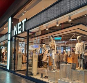 ▲近年來服飾業吹起平價快時尚風潮,就有網友好奇「為何NET屹立不搖」,貼文一出,也有內行人抖4優勢。(圖/翻攝自Google街景) ▲近年來服飾業吹起平價快時尚風潮,就有網友好奇「為何NET屹立不搖」,貼文一出,也有內行人抖4優勢。(圖/翻攝自Google街景)