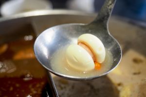 ▲煮熟的蛋腸號稱火鍋界的馬卡龍。(圖/取自「風塵萬里旅人手札」) ▲煮熟的蛋腸號稱火鍋界的馬卡龍。(圖/取自「風塵萬里旅人手札」)