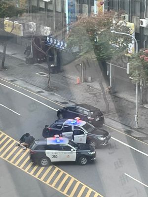 ▲員警立即通報警網支援攔查，以兩車包夾的方式將違規迴轉的騎士攔下。（圖／桃園分局提供）