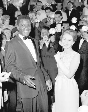 ▲在種族歧視嚴重的年代，美國男星薛尼鮑迪（Sidney Poitier）年輕時人氣不輸白人男星。（圖／AP）