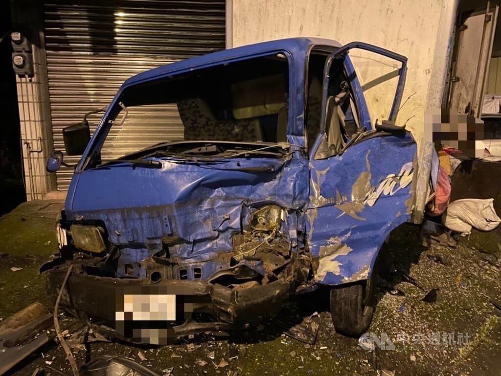 宜蘭小貨車撞4車　2傷疑過彎不及釀禍
