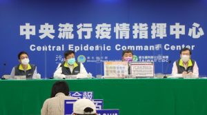 羅一鈞 周志浩 陳時中 莊人祥 ▲桃園市中壢某國小9日晚間臨時通知,明起至23日停課14日。指揮中心稍早證實,一名10歲男童篩檢陽性,詳細狀況將在明日記者會上說明。(圖/指揮中心)