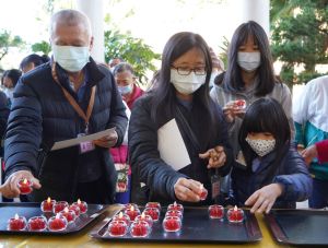 ▲佛光山惠中寺寒冬送暖逾千福田戶，並引領誠心獻燈祈福，祈祝虎年平安健康，歡喜過好年。（圖／惠中寺提供）