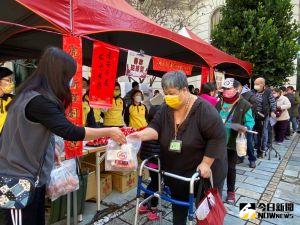 ▲ 佛光山惠中寺寒冬送暖，民眾依著動線前進，人人手提大包小包，送暖活動流暢又溫馨。（圖／記者金武鳳攝，2022.1.8)