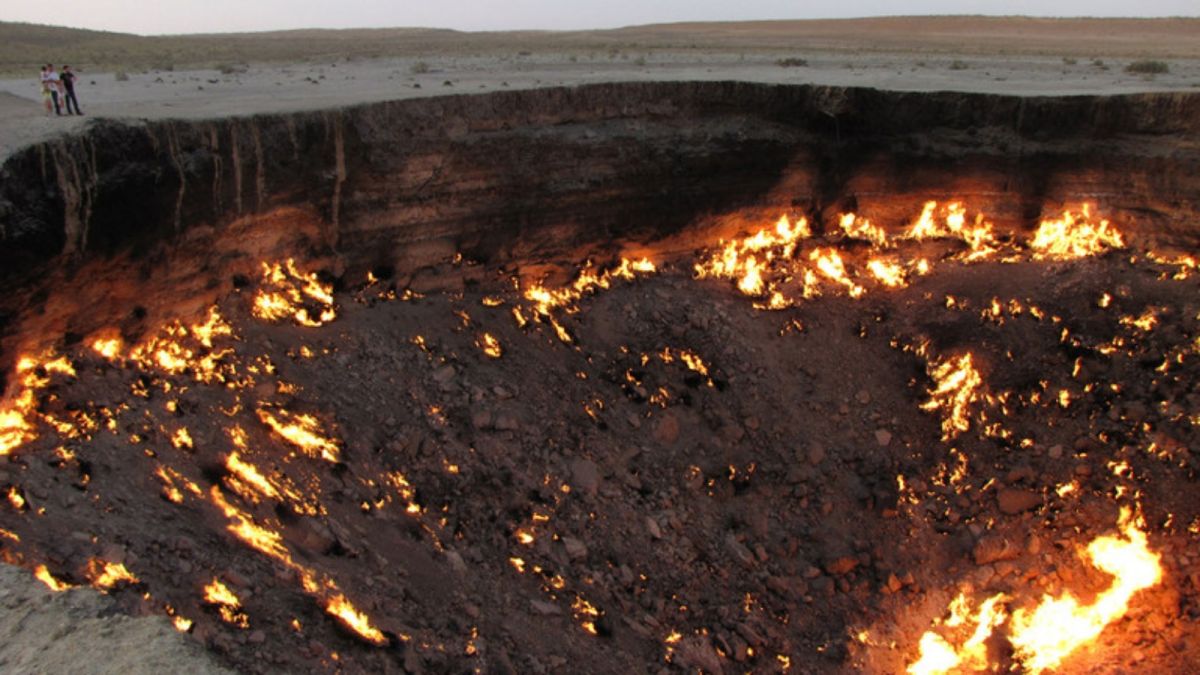 ▲土庫曼知名地標「地獄之門」，已燃燒超過50年，當局正在研擬將其撲滅並關閉的方法。（圖／翻攝自RT）
