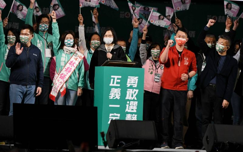▲2022年初,林靜儀在台中立委補選勝出,堪稱經典一役。圖為林靜儀選前之夜,蔡英文現身站台。(圖/記者林調遜攝影)