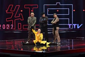 ▲小S(中)合體玖壹壹(後)。(圖/台視提供) ▲小S(中)合體玖壹壹(後)。(圖/台視提供)