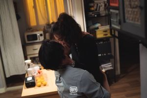 ▲劇中,李棟旭(左)跟韓知㒚舊情復燃。(圖/愛奇藝國際) ▲劇中,李棟旭(左)跟韓知㒚舊情復燃。(圖/愛奇藝國際)