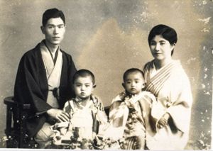 美輪明宏之亂 ▲美輪明宏曾經歷過二戰,更是長崎原爆受害者。圖為2歲的美輪明宏(右二)。(圖/翻攝自Yahoo!JAPAN)