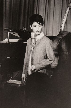 ▲美輪明宏退學後成為茶室「銀巴里」的專屬歌手。（圖／翻攝自Yahoo!JAPAN）