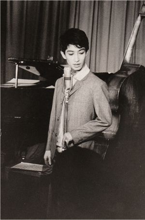美輪明宏之亂 ▲美輪明宏退學後成為茶室「銀巴里」的專屬歌手。(圖/翻攝自Yahoo!JAPAN)