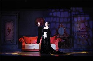 美輪明宏之亂 ▲美輪明宏在《黑蜥蜴》中挑女主角大樑。圖為2015年公演。(圖/翻攝自Yahoo!JAPAN)
