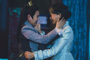 ▲柯淑勤(右)與唐美雲在《孟婆客棧》親情戲動人。(圖 / 公視台語台) ▲柯淑勤(右)與唐美雲在《孟婆客棧》親情戲動人。(圖 / 公視台語台)