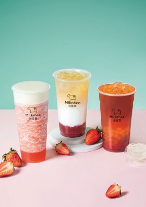 珍奶「去冰剩半杯」?手搖飲惹議 這家鮮奶也補滿最佛心 ▲全新「粉莓好。系列」推出莓啵三重奏、粉莓茉香奶綠、KUMO粉莓3款草莓飲品。以及有別於珍珠的軟Q口感的全新脆啵啵球。(圖/迷客夏提供)